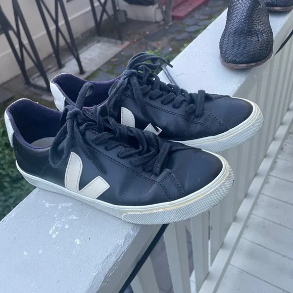 Veja Black & White Women’s Size 6 Sneakers - Picture 1 of 7